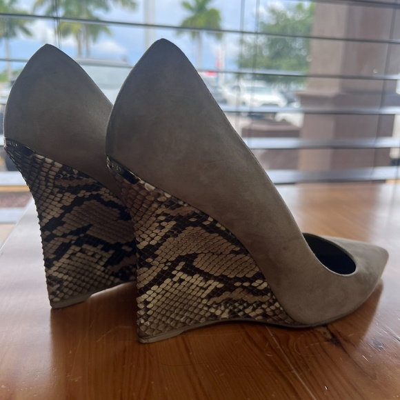 Burberry Hazel Snakeskin Wedge Pump Hee Light Grey Taupe Melange 38.5 EU - Picture 5 of 9